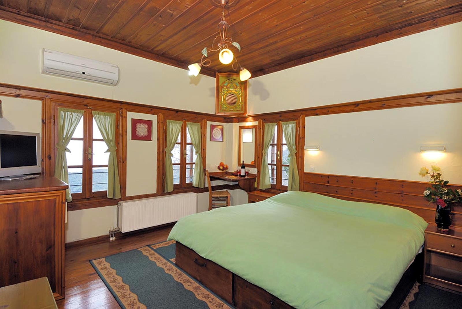 Sea view room, wooden ceiling, green bedspread, panoramic windows
